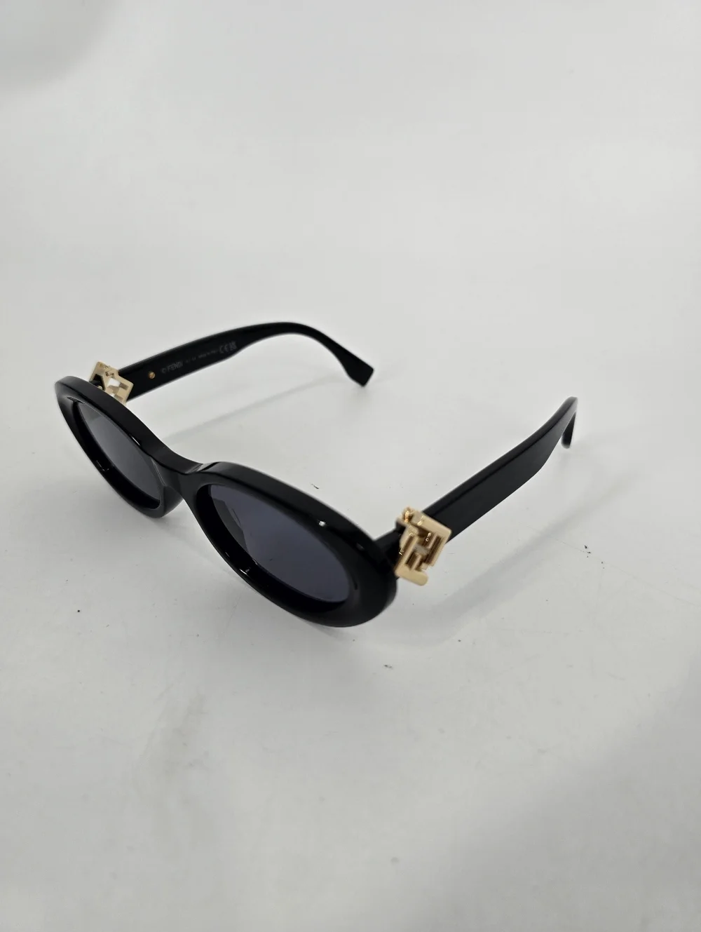 Fendi FE40140U Black Frame Oval Sunglasses with Pouch - Picture 8 of 8